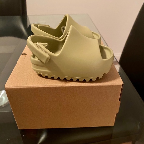*SOLD* Yeezy Infant slide in “Resin” - Picture 2 of 5